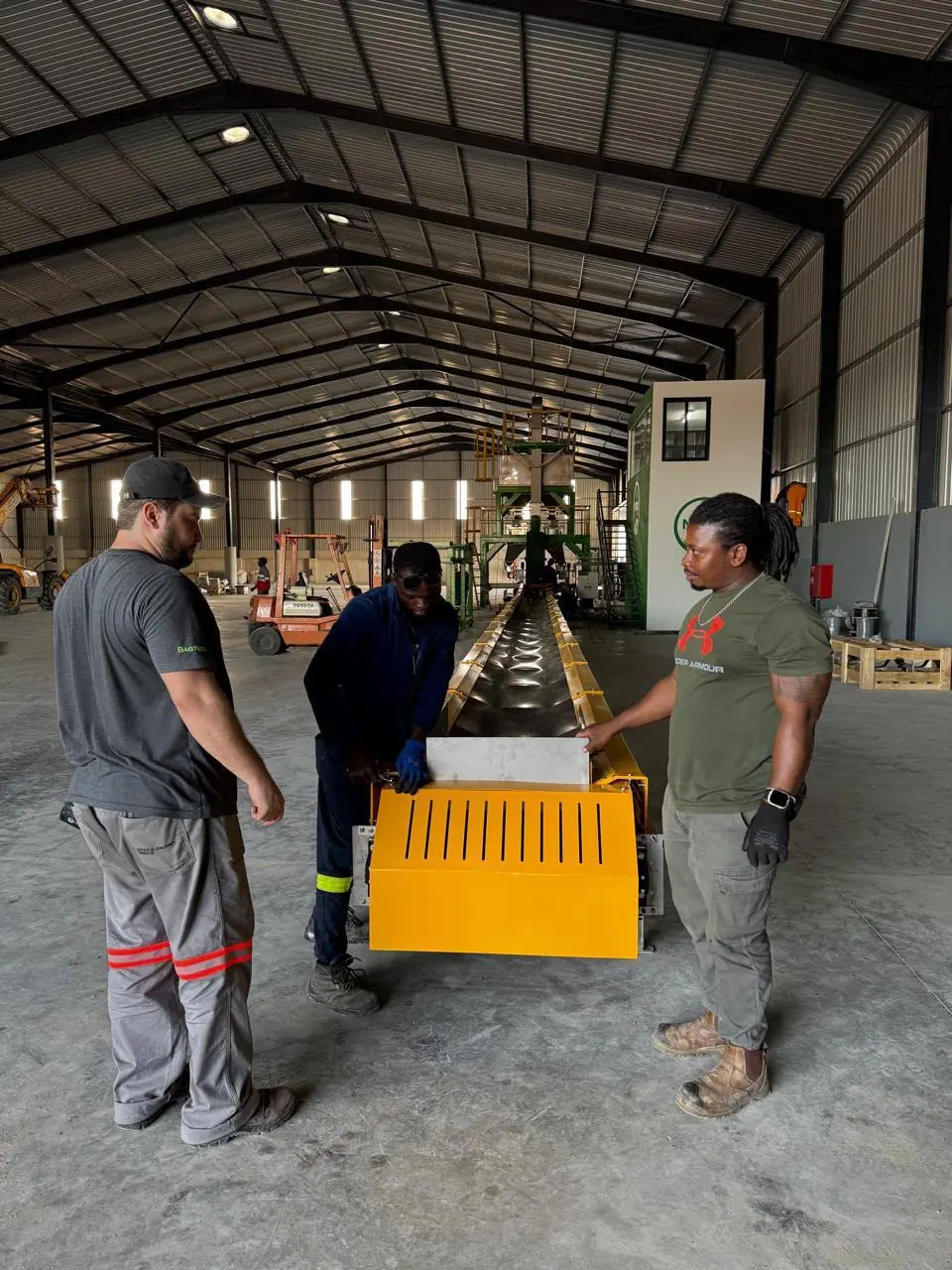 Belt conveyor installation in the warehouse